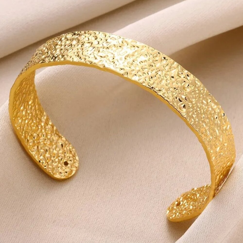 NEW! LADIES REAL GOLD PLATED NON TARNISH BRACELET NWOT.